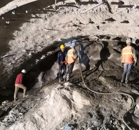 红河拱顶带模注浆料的施工流程及注意事项